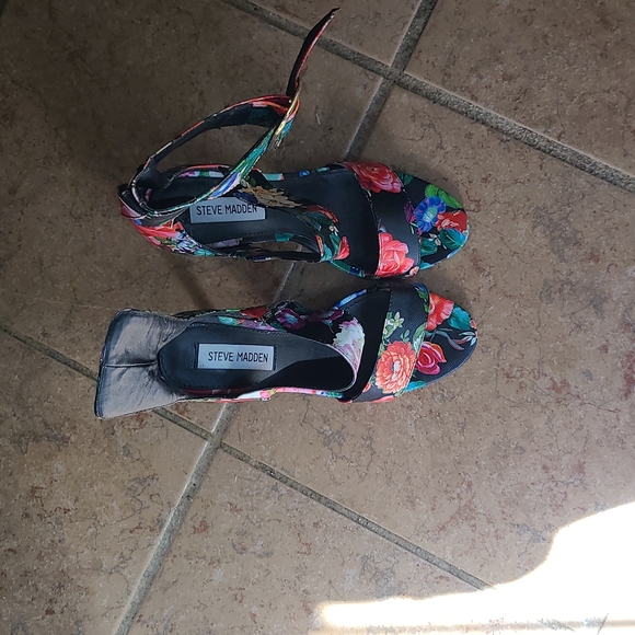 Heels - Picture 1 of 2